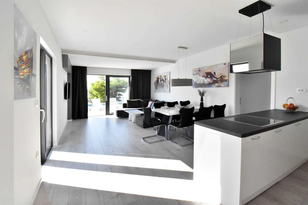 Contemporary Villa with Heated Pool in Makarska