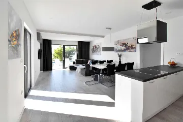 Contemporary Villa with Heated Pool in Makarska