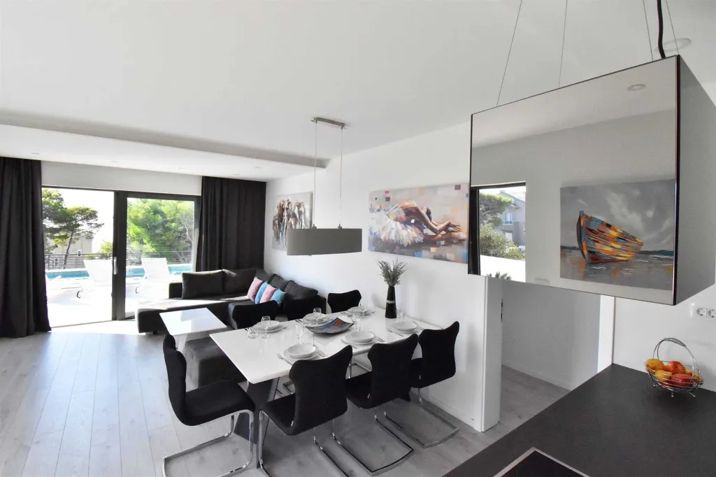 Contemporary Villa with Heated Pool in Makarska