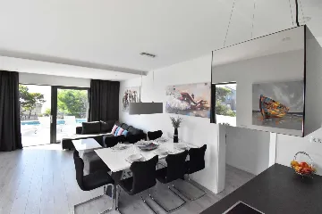 Contemporary Villa with Heated Pool in Makarska