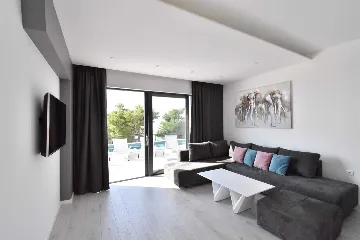 Contemporary Villa with Heated Pool in Makarska