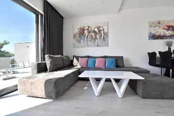 Contemporary Villa with Heated Pool in Makarska