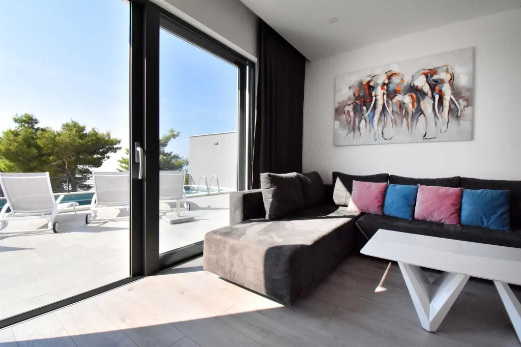 Contemporary Villa with Heated Pool in Makarska