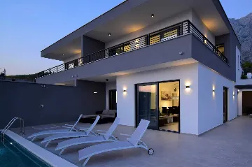 Contemporary Villa with Heated Pool in Makarska