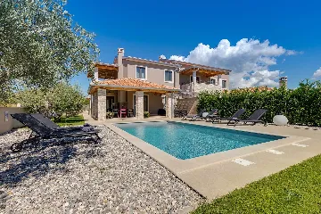 Contemporary 3-Bedroom Villa with Pool in Tar Vabriga
