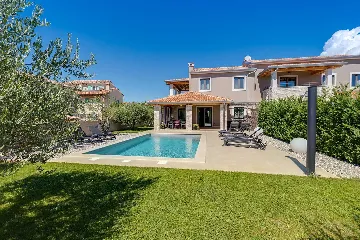 Contemporary 3-Bedroom Villa with Pool in Tar Vabriga