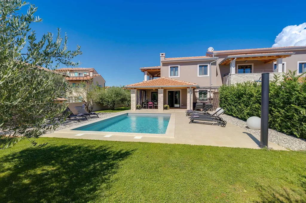 Contemporary 3-Bedroom Villa with Pool in Tar Vabriga