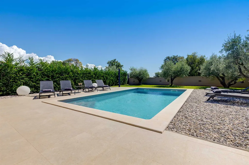 Contemporary 3-Bedroom Villa with Pool in Tar Vabriga