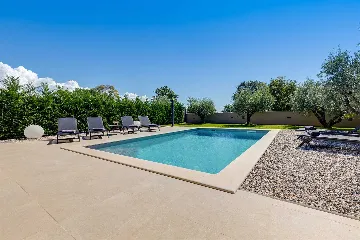 Contemporary 3-Bedroom Villa with Pool in Tar Vabriga