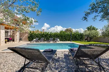 Contemporary 3-Bedroom Villa with Pool in Tar Vabriga