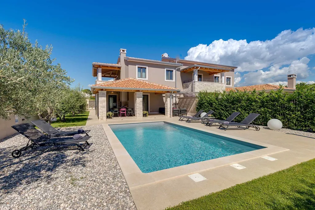 Contemporary 3-Bedroom Villa with Pool in Tar Vabriga