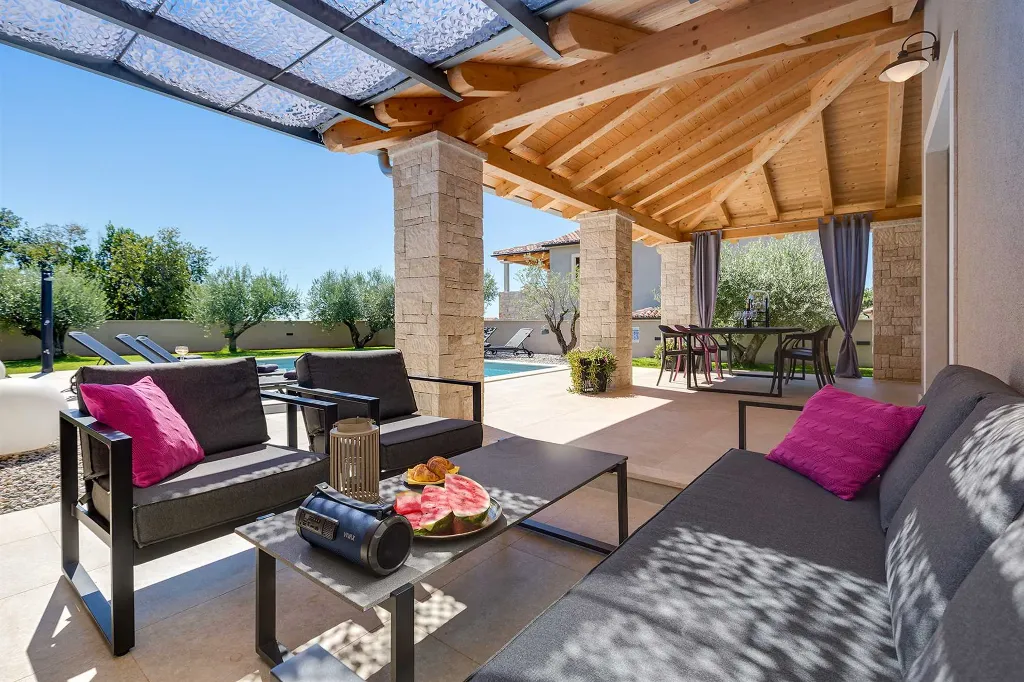 Contemporary 3-Bedroom Villa with Pool in Tar Vabriga