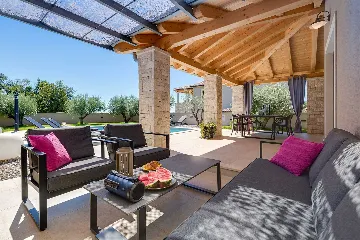 Contemporary 3-Bedroom Villa with Pool in Tar Vabriga