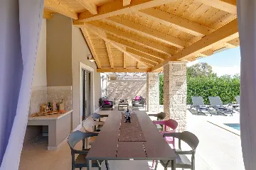 Contemporary 3-Bedroom Villa with Pool in Tar Vabriga