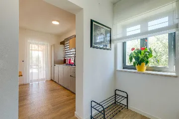 Contemporary 3-Bedroom Villa with Pool in Tar Vabriga