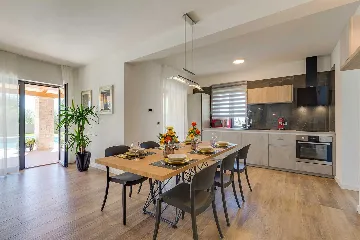 Contemporary 3-Bedroom Villa with Pool in Tar Vabriga