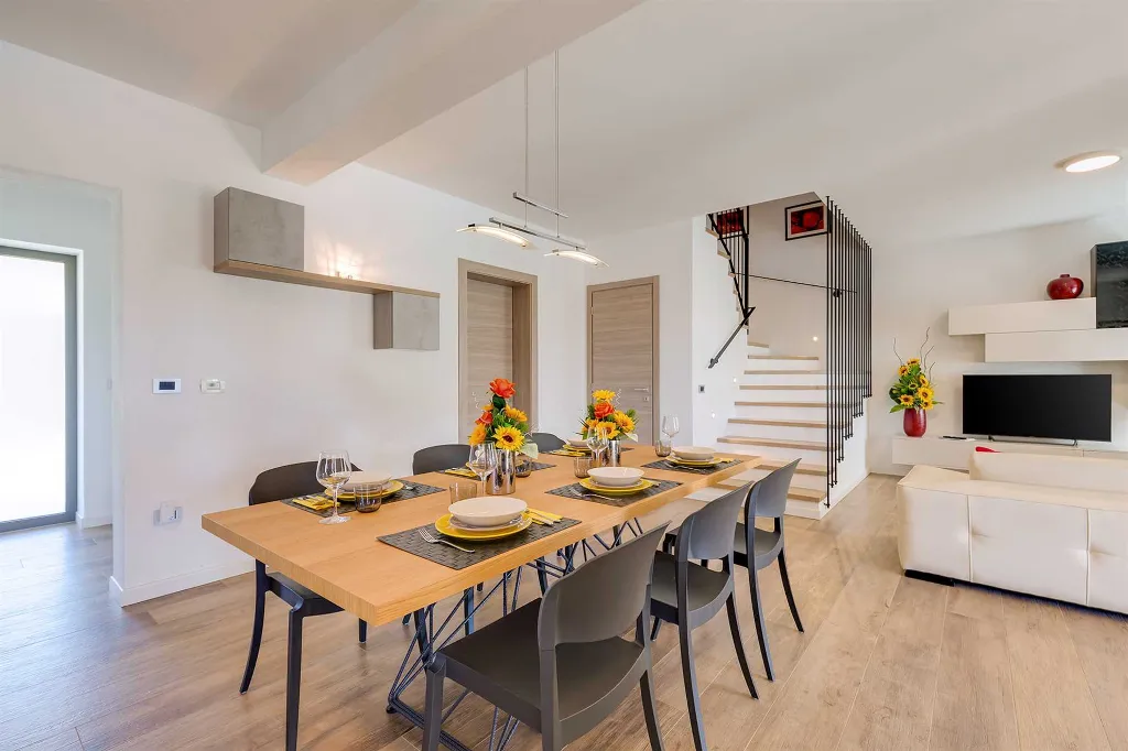 Contemporary 3-Bedroom Villa with Pool in Tar Vabriga