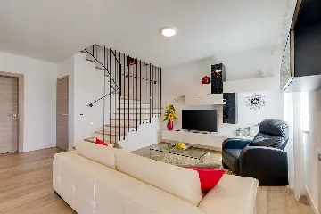 Contemporary 3-Bedroom Villa with Pool in Tar Vabriga