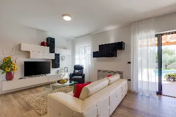 Contemporary 3-Bedroom Villa with Pool in Tar Vabriga