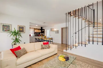 Contemporary 3-Bedroom Villa with Pool in Tar Vabriga