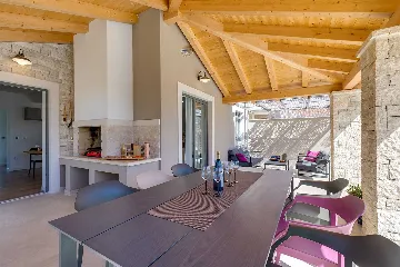 Contemporary 3-Bedroom Villa with Pool in Tar Vabriga