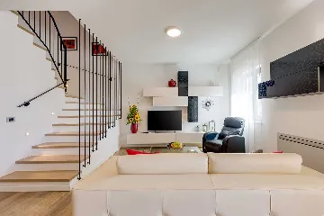 Contemporary 3-Bedroom Villa with Pool in Tar Vabriga