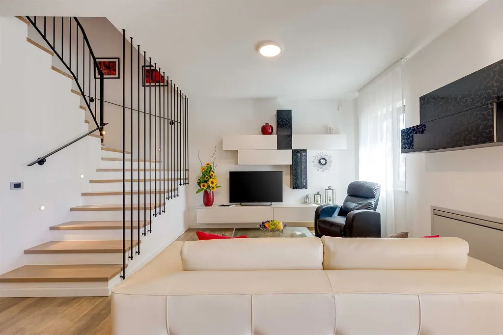 Contemporary 3-Bedroom Villa with Pool in Tar Vabriga