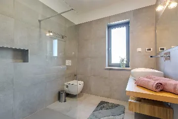 Contemporary 3-Bedroom Villa with Pool in Tar Vabriga