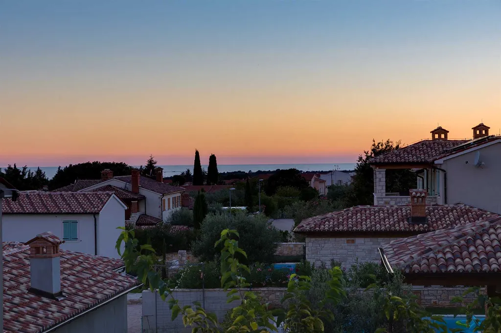 Contemporary 3-Bedroom Villa with Pool in Tar Vabriga