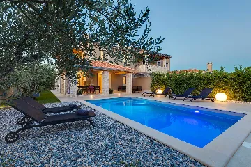 Contemporary 3-Bedroom Villa with Pool in Tar Vabriga