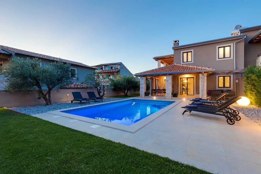 Contemporary 3-Bedroom Villa with Pool in Tar Vabriga