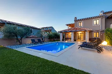 Contemporary 3-Bedroom Villa with Pool in Tar Vabriga