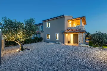 Contemporary 3-Bedroom Villa with Pool in Tar Vabriga