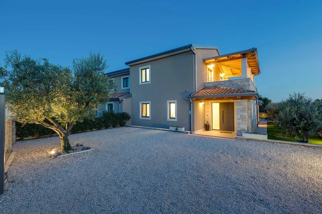 Contemporary 3-Bedroom Villa with Pool in Tar Vabriga