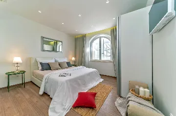 Seaside Retreat Villa with Pool, Selca