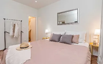 Seaside Retreat Villa with Pool, Selca