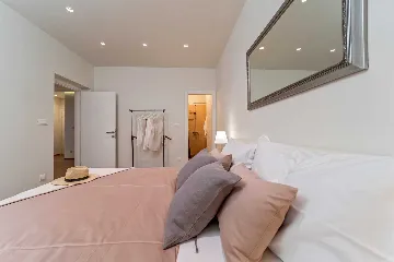 Seaside Retreat Villa with Pool, Selca