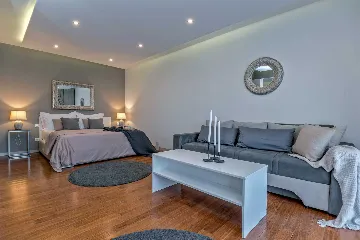 Seaside Retreat Villa with Pool, Selca