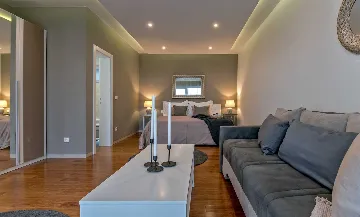 Seaside Retreat Villa with Pool, Selca