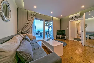 Seaside Retreat Villa with Pool, Selca