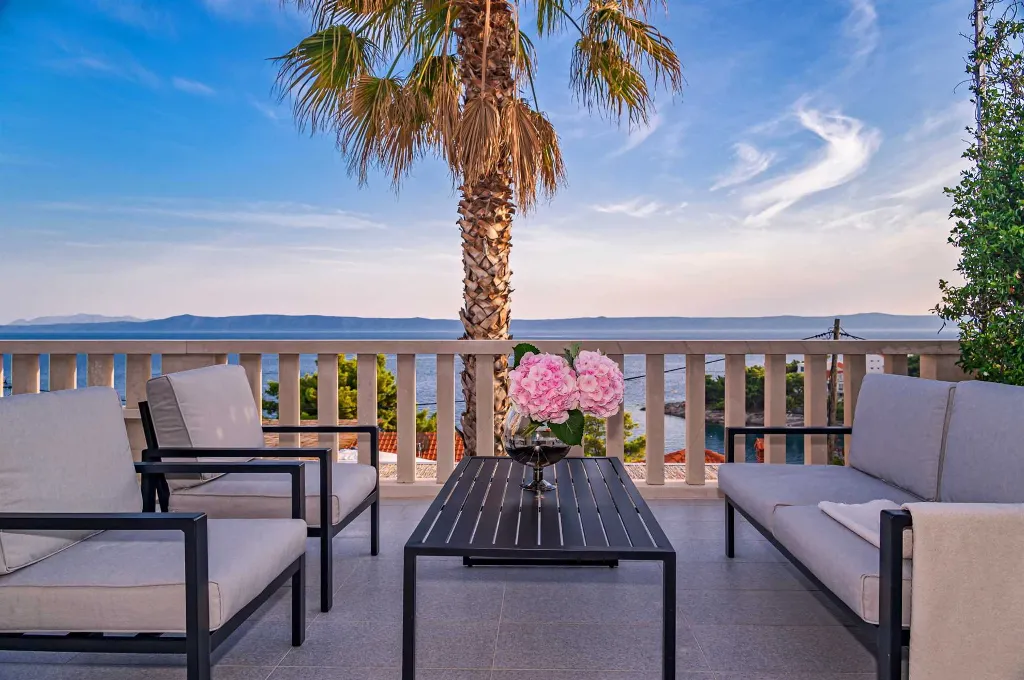Seaside Retreat Villa with Pool, Selca