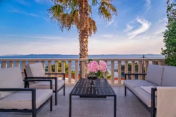 Seaside Retreat Villa with Pool, Selca