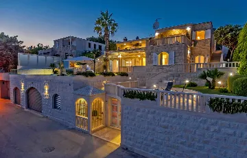 Seaside Retreat Villa with Pool, Selca