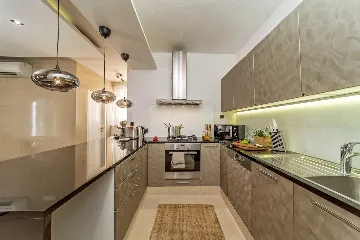 Seaside Retreat Villa with Pool, Selca