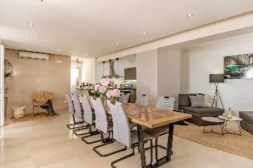 Seaside Retreat Villa with Pool, Selca