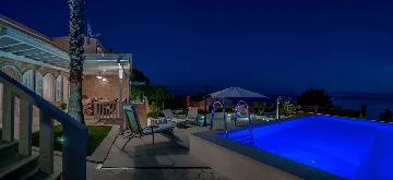 Seaside Retreat Villa with Pool, Selca