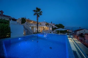 Seaside Retreat Villa with Pool, Selca