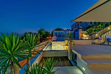 Seaside Retreat Villa with Pool, Selca