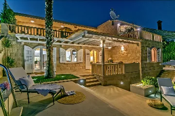 Seaside Retreat Villa with Pool, Selca