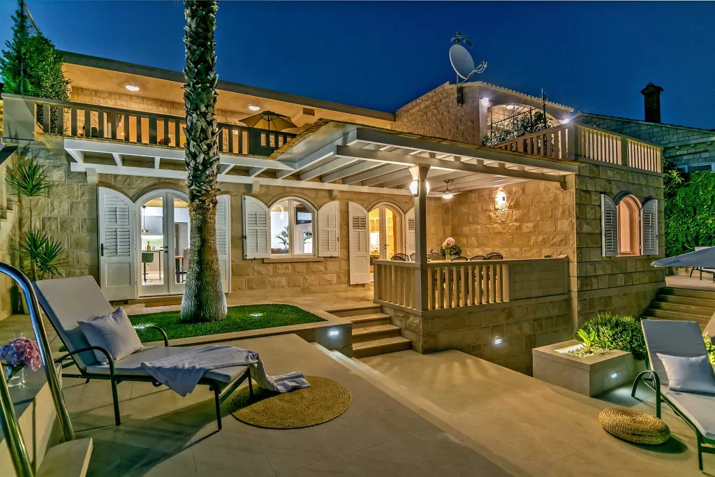 Seaside Retreat Villa with Pool, Selca